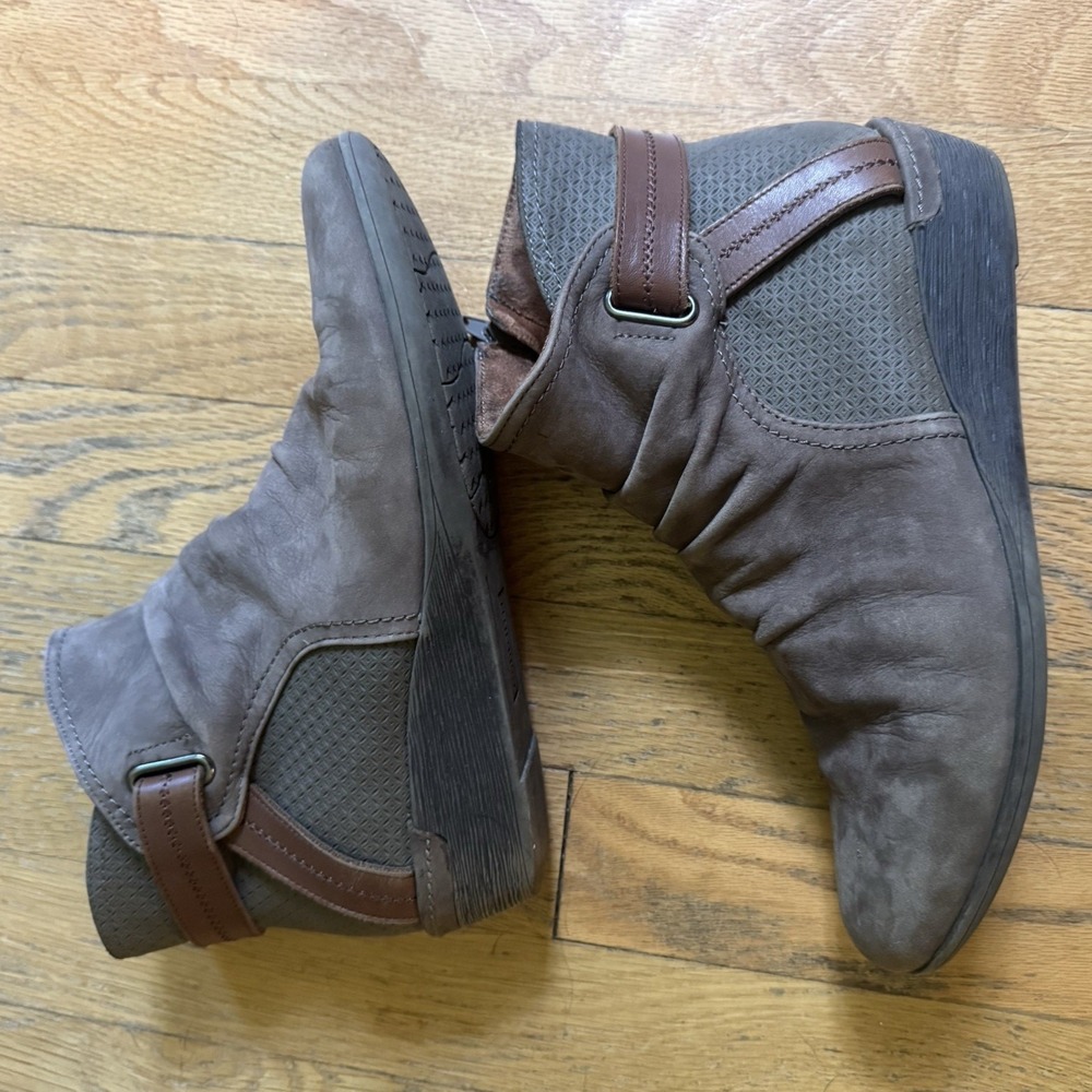 Cobb Hill Women's Brown Suede Ankle Bootie Wedge Comfort Zip Buckle 7